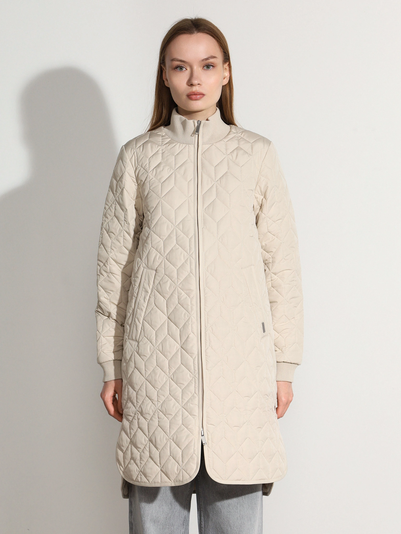 Пальто стеганое светло-бежевого цвета прямого кроя